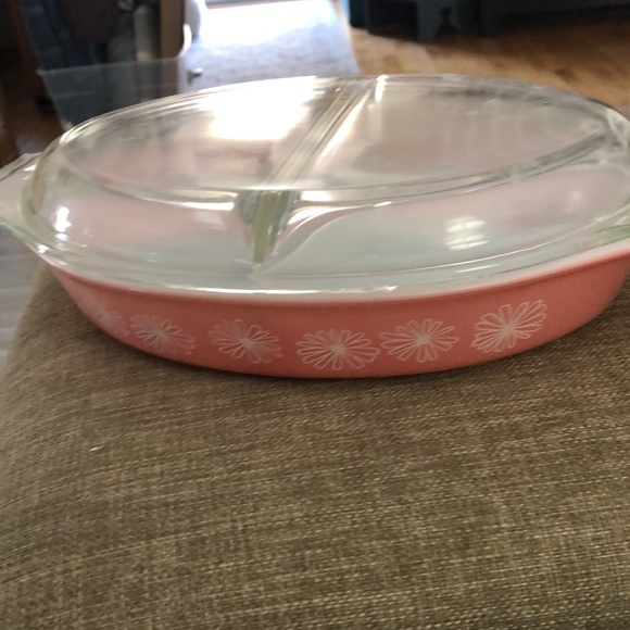 Pyrex Other - Vintage pink daisy Pyrex beautiful great condition comes with glass lid